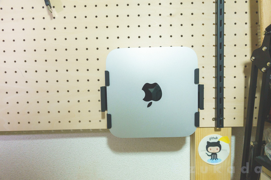 VESA マウントアダプタを使って Mac Mini を壁面設置した | ずかだ雑記帳