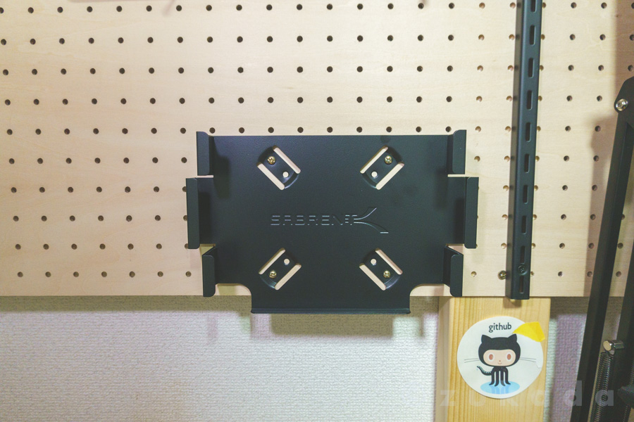 VESA マウントアダプタを使って Mac Mini を壁面設置した | ずかだ雑記帳